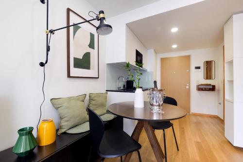 Camoes Apartment with AC near Metro