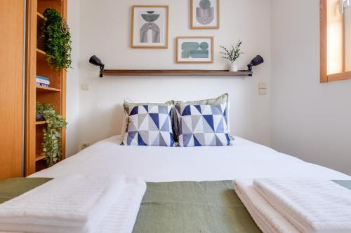 Camoes Apartment with AC near Metro