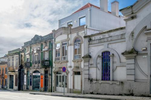 Camoes Apartment with AC near Metro