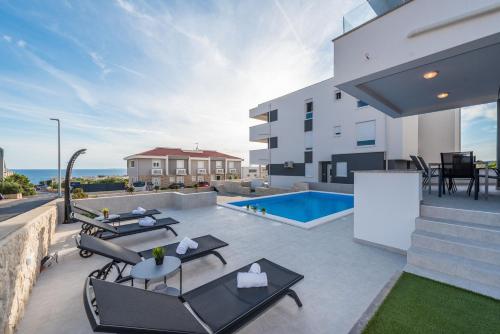 Pool Apartments Banta B