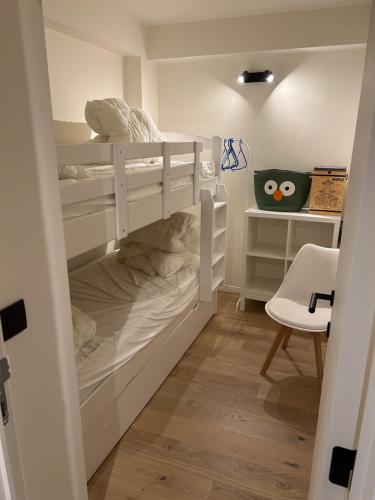 a room with two bunk beds and a desk at Louis-Gabriël in De Panne