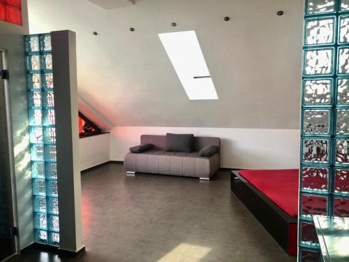 エレバンにあるYerevan Loftのソファと窓のあるリビングルーム