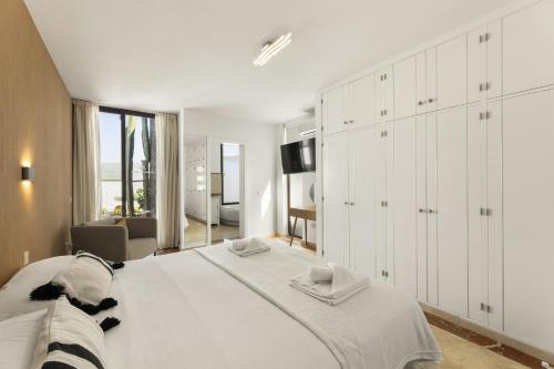 Sea Breeze Callao by Escape Home