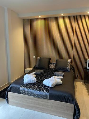 une chambre avec un lit avec deux oreillers dessus dans l'établissement Bentley studio, à Sanary-sur-Mer