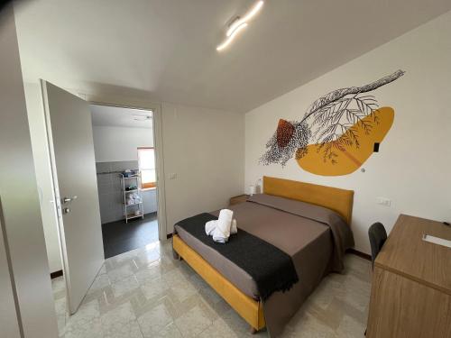 a bedroom with a bed and a painting on the wall at B&B da Nic e Ste in Casalbordino
