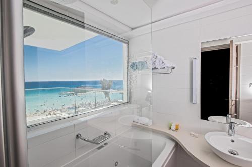 Ванная комната в Vassos Nissi Plage Hotel & Spa
