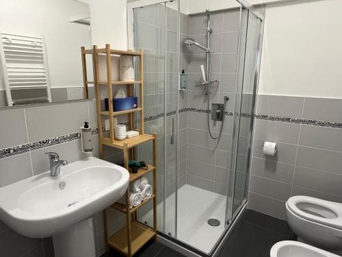 a bathroom with a sink and a shower and a toilet at B&B da Nic e Ste in Casalbordino
