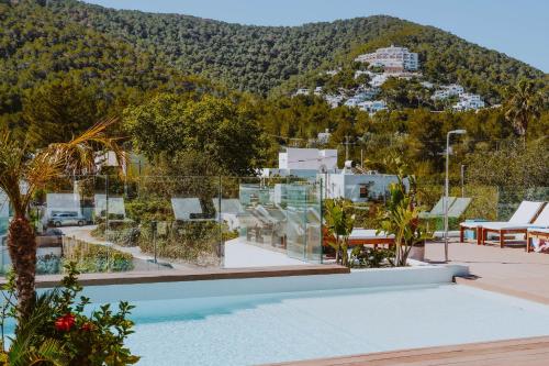 Blick auf ein Ferienresort mit einem Berg im Hintergrund in der Unterkunft Nativo Hotel Ibiza by NCalma Hotels in Santa Eulària des Riu