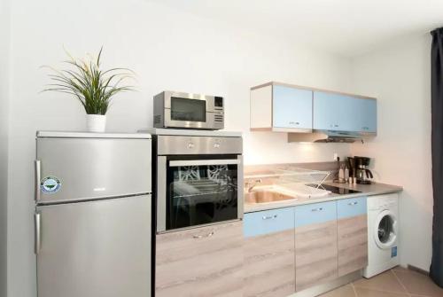 y cocina con nevera y microondas. en Sofia Top Apartments en Sofía