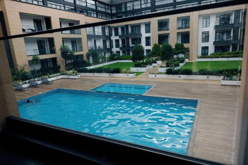 Baseinas apgyvendinimo įstaigoje Bigchills Embassy Gardens arba netoliese