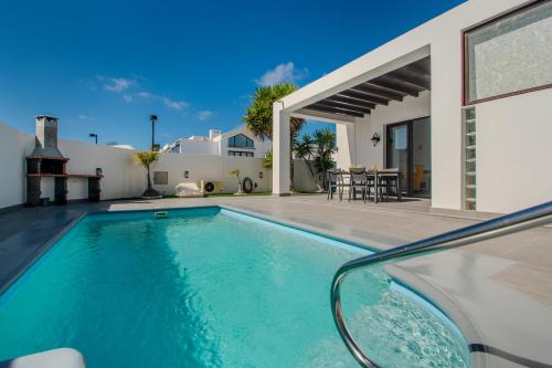 VILLA ORCADES CLOSE TO TOWN CENTER POOL & A/C