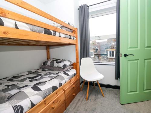 a bedroom with bunk beds and a green door at Havelock Hideaway in Windermere