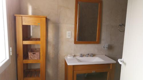 a bathroom with a sink and a mirror at Complejo Los Tilos in Chascomús