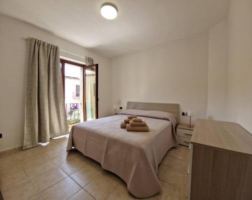 a bedroom with a bed with two towels on it at Centrale! Comodo appartamento a Palau con parking! in Palau
