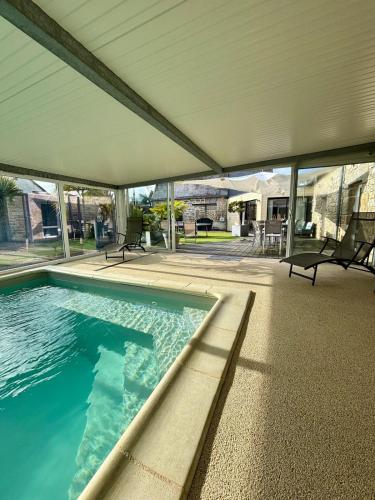 Gites spacieux avec piscine couverte intérieur