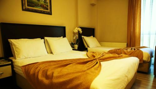 a hotel room with two beds in a room at Boğaz Otel in Çanakkale