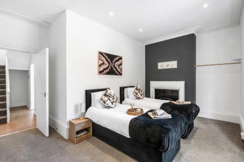 a bedroom with a bed and a couch at Modern and spacious maisonette in Brighton & Hove
