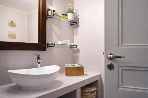 Acropolis Area Large 3BR 2BA Apartment