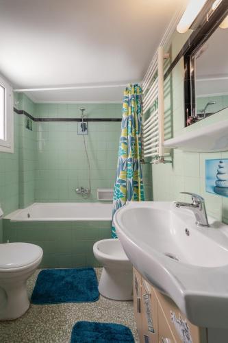 Twin Heights Retro Home for 3 by Filos Inc
