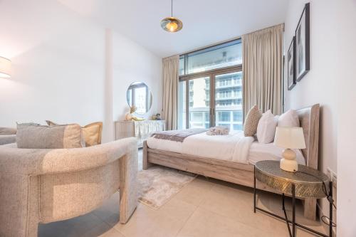 a bedroom with a bed and a window at Bloomfields Dazzling 1BR in Saadiyat Island in Abu Dhabi