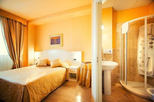 sypialnia z łóżkiem, umywalką i prysznicem w obiekcie Hotel Vedute w mieście Fucecchio