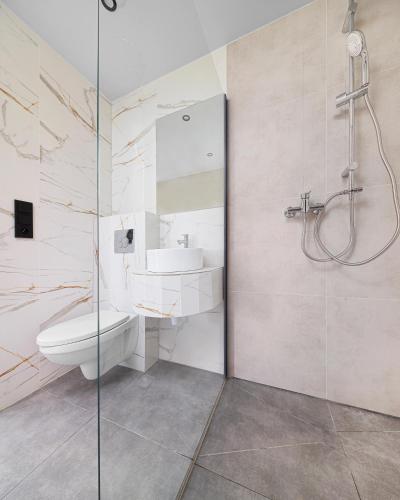 ein Badezimmer mit Dusche, Toilette und Waschbecken in der Unterkunft Moon Glamping in Benczyn