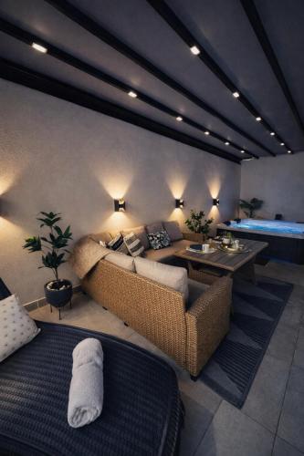 Luxury 2 storey 2bedroom condo with Private Jacuzzi & patio - Athens