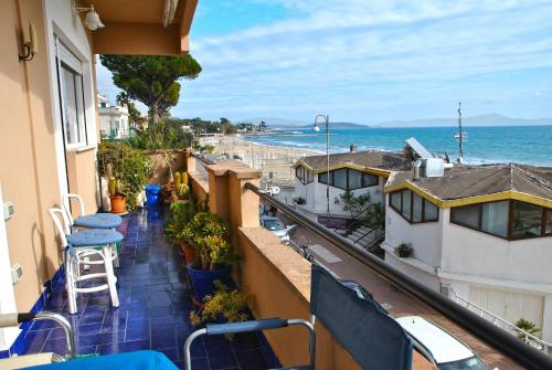 a balcony with chairs and a view of the ocean at Casa Edy mare e spiaggia a Formia in Latina