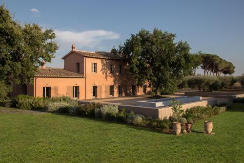 an exterior view of a house with a garden at Tenuta Di Paternostro in Vetralla