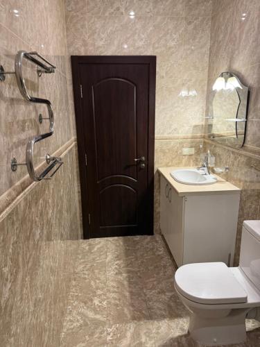 ein Badezimmer mit Toilette und Waschbecken in der Unterkunft MonaLisa in Kharkov