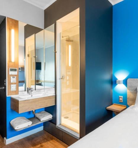 a bathroom with a sink and a shower at ibis budget Santiago Providencia in Santiago