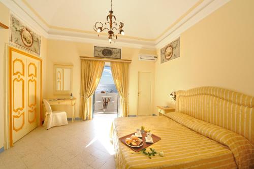 een woonkamer met een bank en een tafel bij Hotel Torre Saracena in Praiano