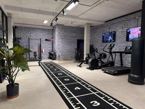 a room with a gym with a treadmill and exercise equipment at Van der Valk Hotel Harderwijk op de Veluwe in Harderwijk