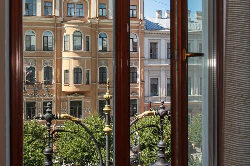 okno z widokiem na duży budynek w obiekcie Boutique Hotel Villa Perlov w Petersburgu