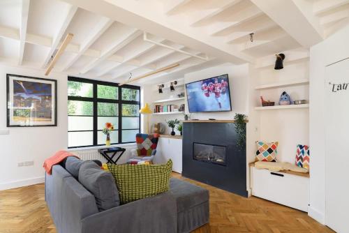 a living room with a couch and a fireplace at Spacious 4 Bedroom House by Oxford Train Station in Oxford
