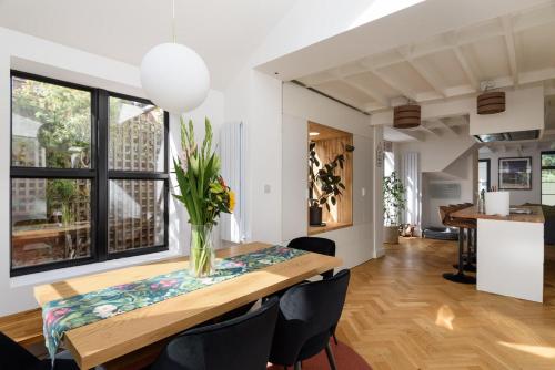 a dining room with a table and chairs at Spacious 4 Bedroom House by Oxford Train Station in Oxford