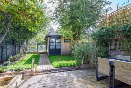 a backyard with a table and chairs and a house at Spacious 4 Bedroom House by Oxford Train Station in Oxford