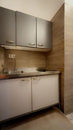 Easy Access to Center, Near AKH 2BR Apt w WIFI, For long term