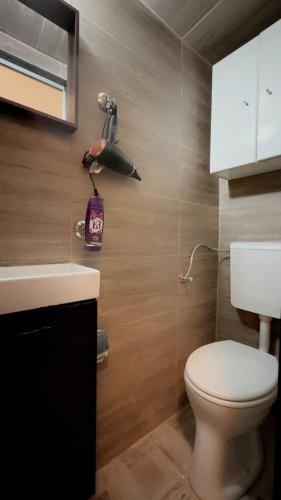 Easy Access to Center, Near AKH 2BR Apt w WIFI, For long term