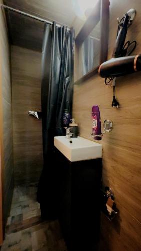 Easy Access to Center, Near AKH 2BR Apt w WIFI, For long term