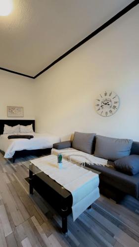 Easy Access to Center, Near AKH 2BR Apt w WIFI, For long term