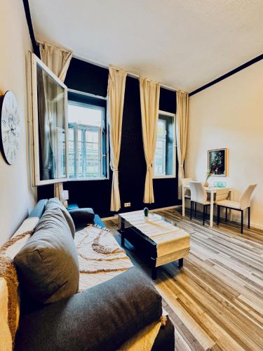 Easy Access to Center, Near AKH 2BR Apt w WIFI, For long term