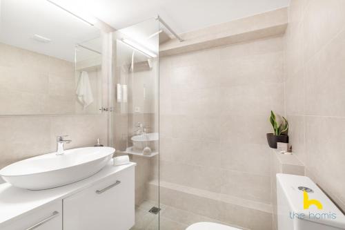 Modern 1-BDR Apt Near Acropolis With Sunny Balcony