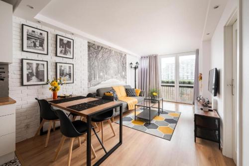 Warsaw Centrum Grzybowska 6 Apartments by PolandBnB