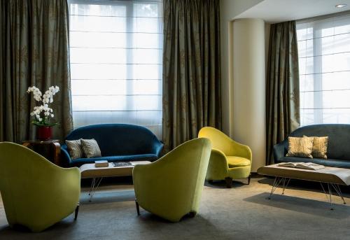 a living room filled with furniture and a window at Hôtel Parc Saint-Séverin - Esprit de France in Paris