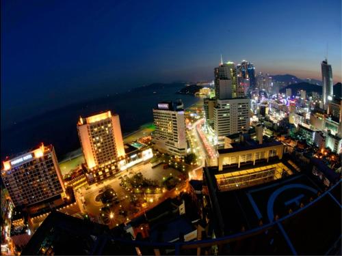 uitzicht op een stad 's nachts met verlichting bij Haeundae Marianne Hotel in Busan