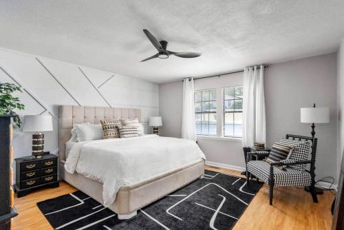 a bedroom with a bed and a ceiling fan at King 3bedroom, centrally located in Augusta