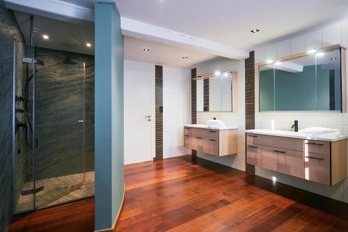 a bathroom with two sinks and a shower at Oklm6 in Mellet