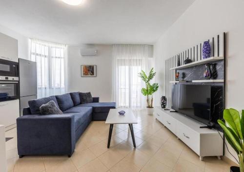 Billy s 4 BDR Apartment by PS