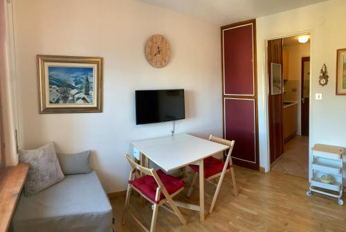 a living room with a table and a couch at Studio Seguret in Sauze d'Oulx